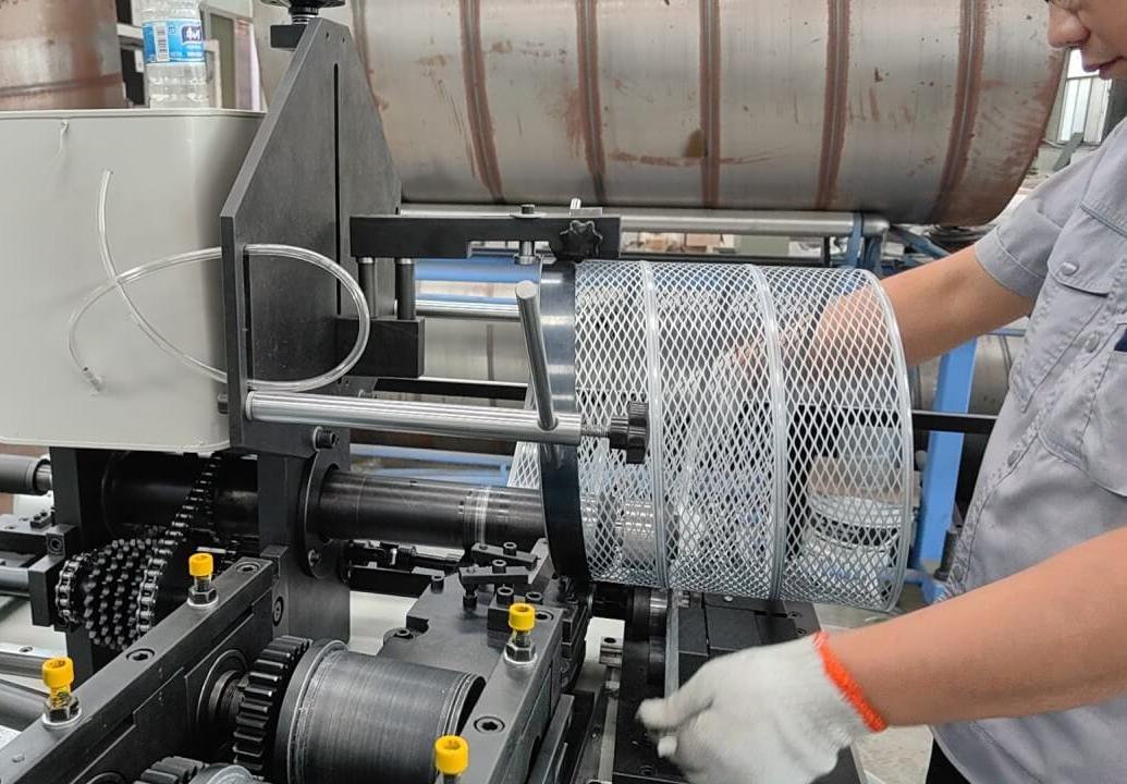 Sun Hong spiral center tube making machine